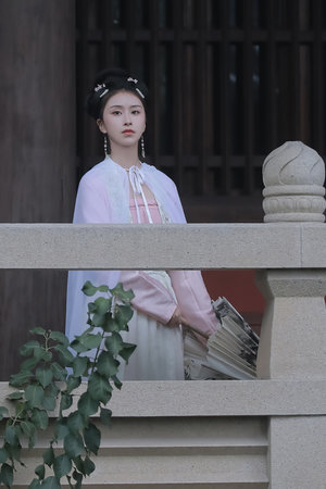 客厅乱h伦交换媳妇中字