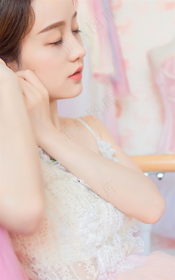 在客厅里扒开双腿调教花蒂
